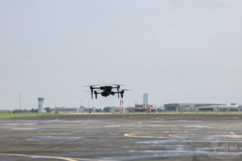 「無人機反制及基地防護」課目，模擬敵無人載具襲擾。（軍聞社記者吳柏融攝）