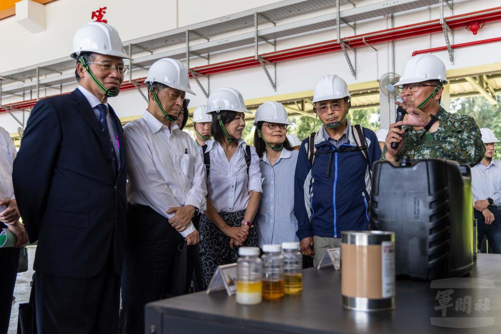 監察委員瞭解M1A2T戰⾞性能及裝備保養工作。（軍聞社記者蔡枋澐攝）