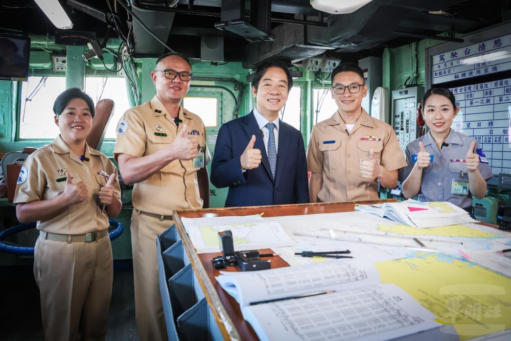 賴總統登上軍艦拍攝莒光園地,感謝官兵捍衛海疆。(軍聞社記者周昇煒攝) 賴總統登上軍艦拍攝莒光園地,感謝官兵捍衛海疆。(軍聞社記者周昇煒攝)