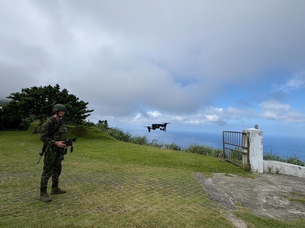 官兵操作無人機實施戰術偵察。（陸軍臺東地區指揮部提供）