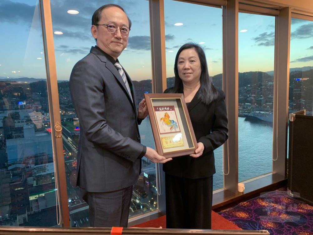 軍友社副秘書長蘇世霖致贈名譽團長徐潔感謝狀與紀念品。（基隆市軍人服務站提供）