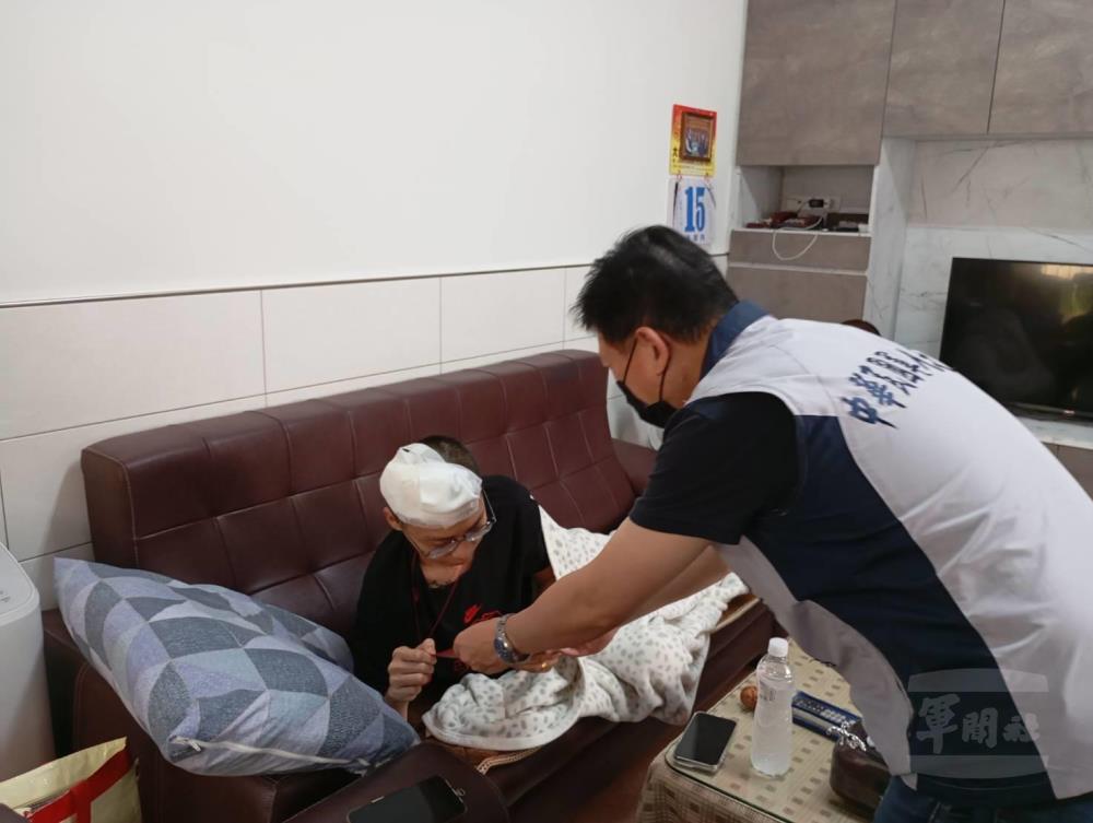 郭姓士官出院返家療養,臺南市軍人服務站站長劉可雲前往探視並致贈慰問金。(臺南市軍人服務站提供) 郭姓士官出院返家療養,臺南市軍人服務站站長劉可雲前往探視並致贈慰問金。(臺南市軍人服務站提供)