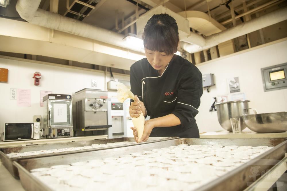 每年的敦睦遠航訓練中，也會編組「甜點師」。（軍聞社記者王茗生攝）