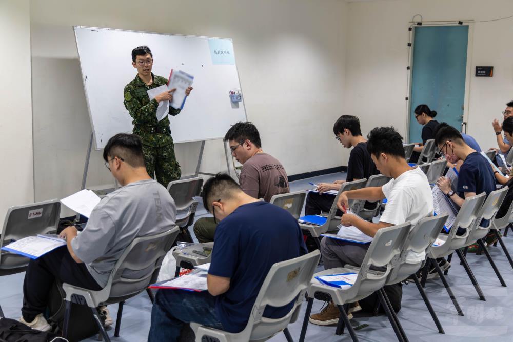 召員依序完成報到流程。（軍聞社記者蔡枋澐攝）