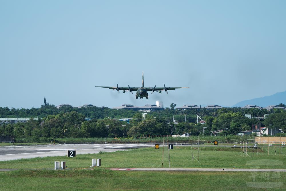 C-130運輸機進行戰備轉場。（軍聞社記者李恬恬攝）
