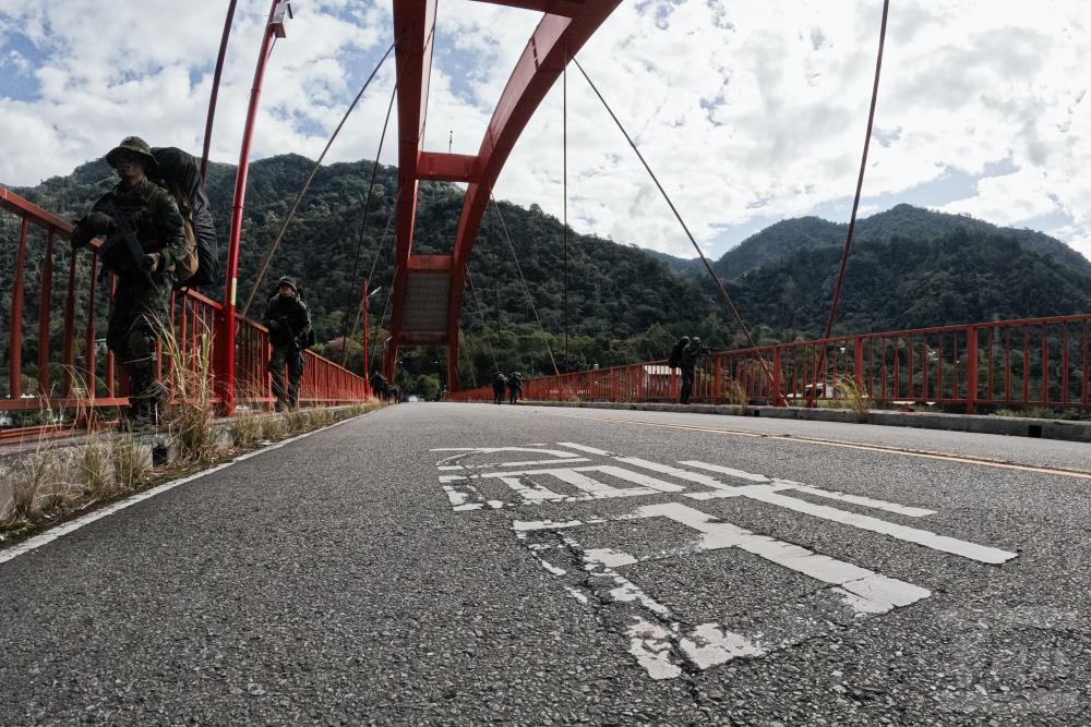 在沒有敵情顧慮狀況下，學員自河床上切向目標區前進。（軍聞社記者李恬恬攝）