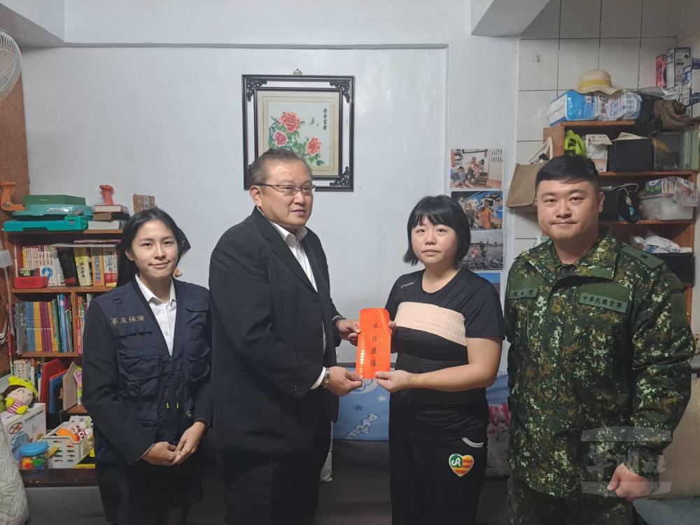 軍友保險日前赴姜姓士官長住家關懷慰問。（軍友保險提供）