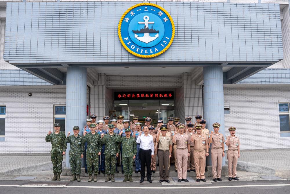 顧部長與海軍131艦隊官兵合影。（軍聞社記者尤昱翔攝）