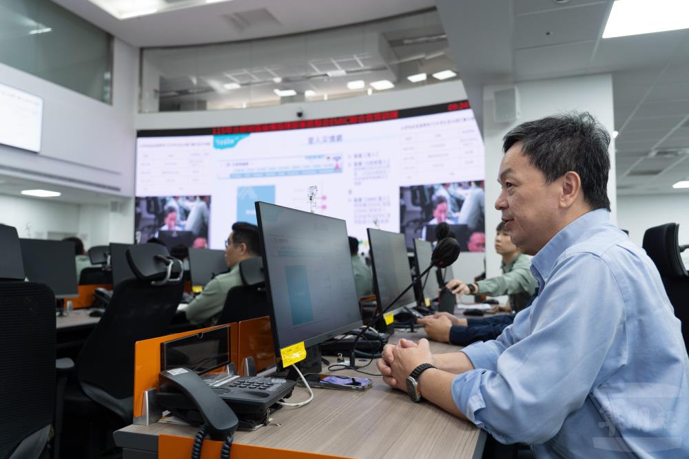 國家災害防救科技中心師資針對EMIC系統及全災害兵棋臺進行深度講解。（軍聞社記者陳彥樺攝）