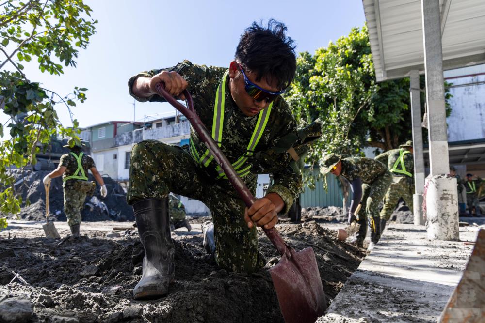 花防部官兵持續清理淤泥。（軍聞社記者蔡枋澐攝）