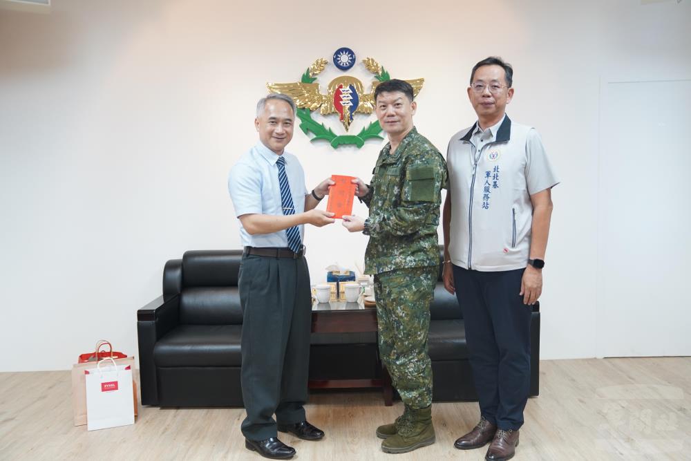 智勤科技股份有限公司慰問陸軍航空特戰指揮部。（新北市軍人服務站提供）