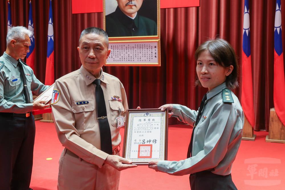 劉校長頒發優良教師獎狀。（軍聞社記者侯凱議攝）