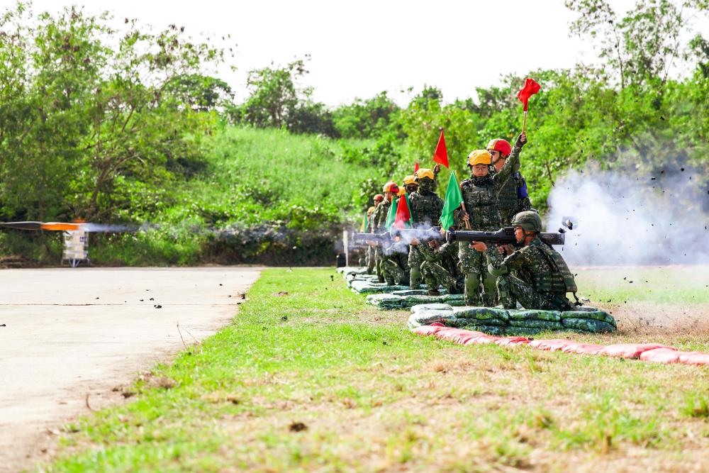 一年期義務役役男6日進行「基地戰力鑑測—紅隼火箭彈實彈射擊」。（軍聞社記者周昇煒攝）