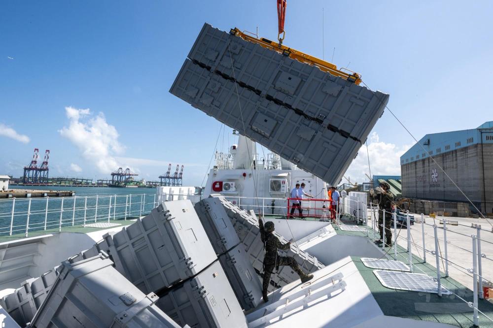 賴清德總統視導雄風三型反艦飛彈裝載作業。（總統府提供）