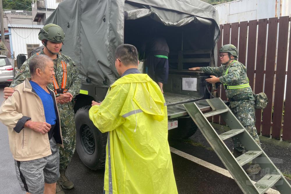 國軍第五作戰區派遣兵力協助臺中新社地區執行民眾預防性撤離工作。（第五作戰區提供）