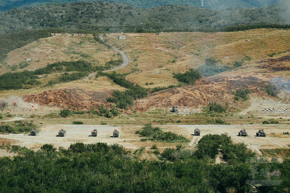 戰、甲車對敵發起攻擊，摧毀敵軍陣地。（軍聞社記者陳軍均攝）