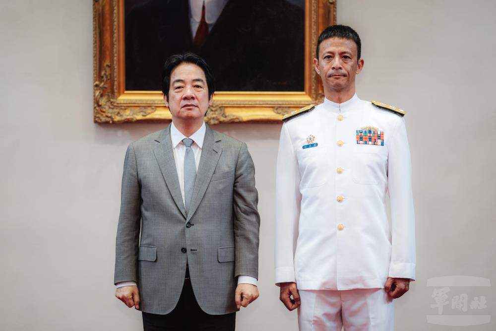 賴總統與何少將合影。（軍聞社記者陳彥樺攝）