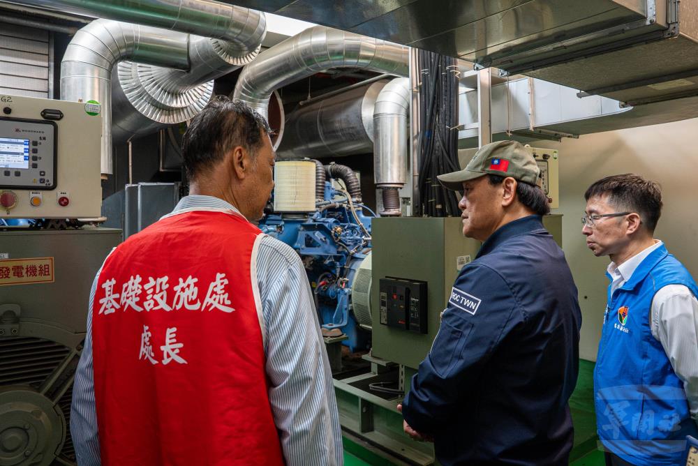 季政委至大千醫院瞭解地下化基礎設施量能。（軍聞社記者尤昱翔攝）