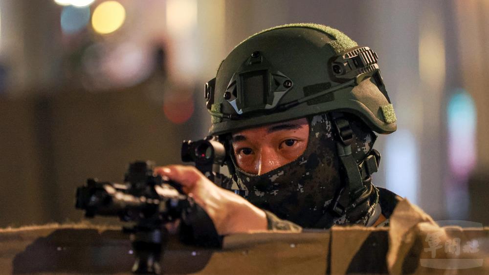 官兵神情專注。（軍聞社記者陳軍均攝）