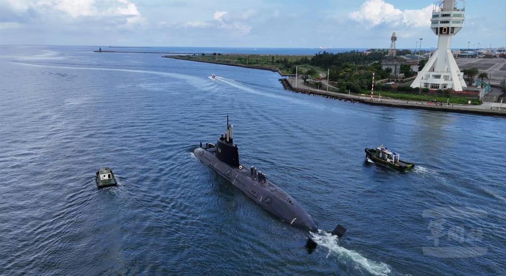 海鯤軍艦執行各系統海上動態組合驗證及潛望鏡功能測試。（台船公司提供）