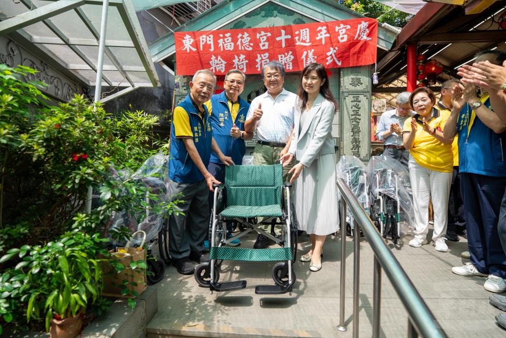 東門福德宮捐贈12台輪椅予三軍總醫院臺北門診中心。（軍聞社記者莊家豪攝）