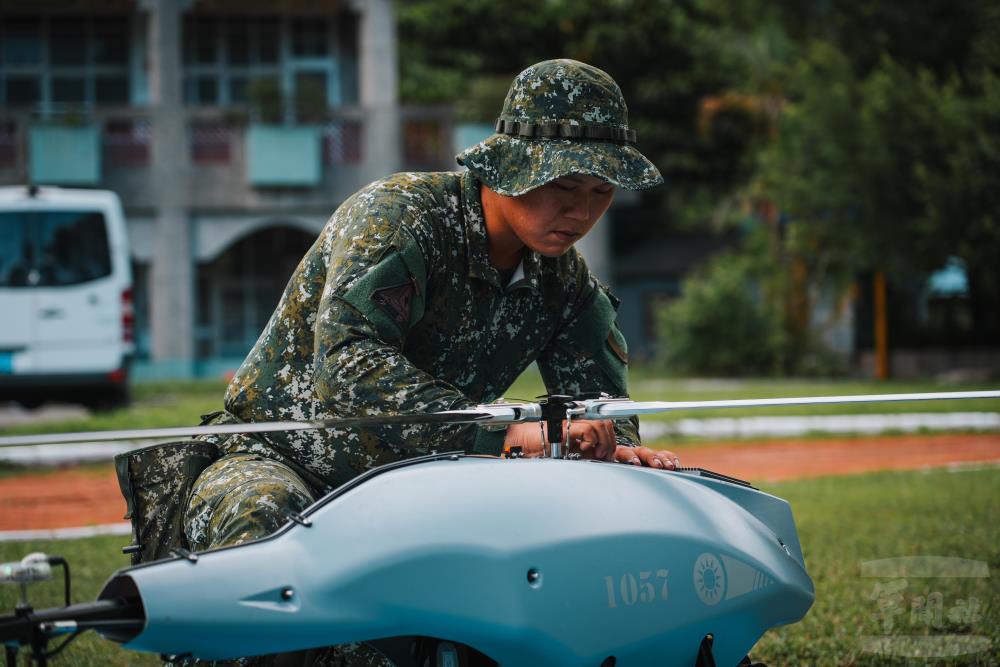 官兵執行無人機檢查。（軍聞社記者陳傳奇攝）