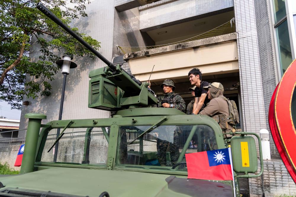學生近距離體驗國軍裝備。（軍聞社記者蔡枋澐攝）