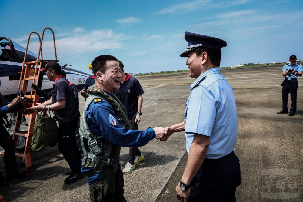 漢翔公司董事長曹進平抵達後，由飛訓部指揮官朱少將接機。（軍聞社記者林澤廷攝）