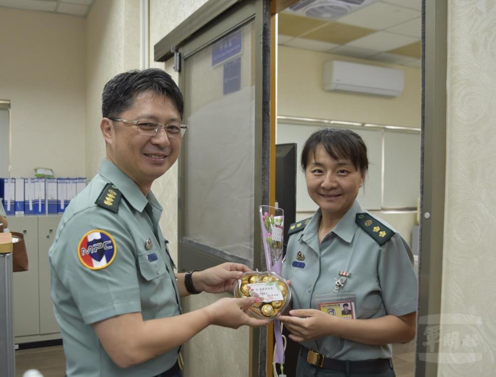 軍備局209廠廠長蘇上校致贈母職同仁康乃馨花束及禮品。（209廠提供）