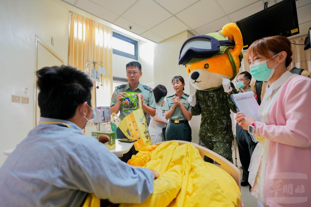 文宣心戰處王處長偕同三軍吉祥物「柴寶」前往病房關懷病童，並致贈禮品為病童加油打氣。（軍聞社記者劉哲宇攝）