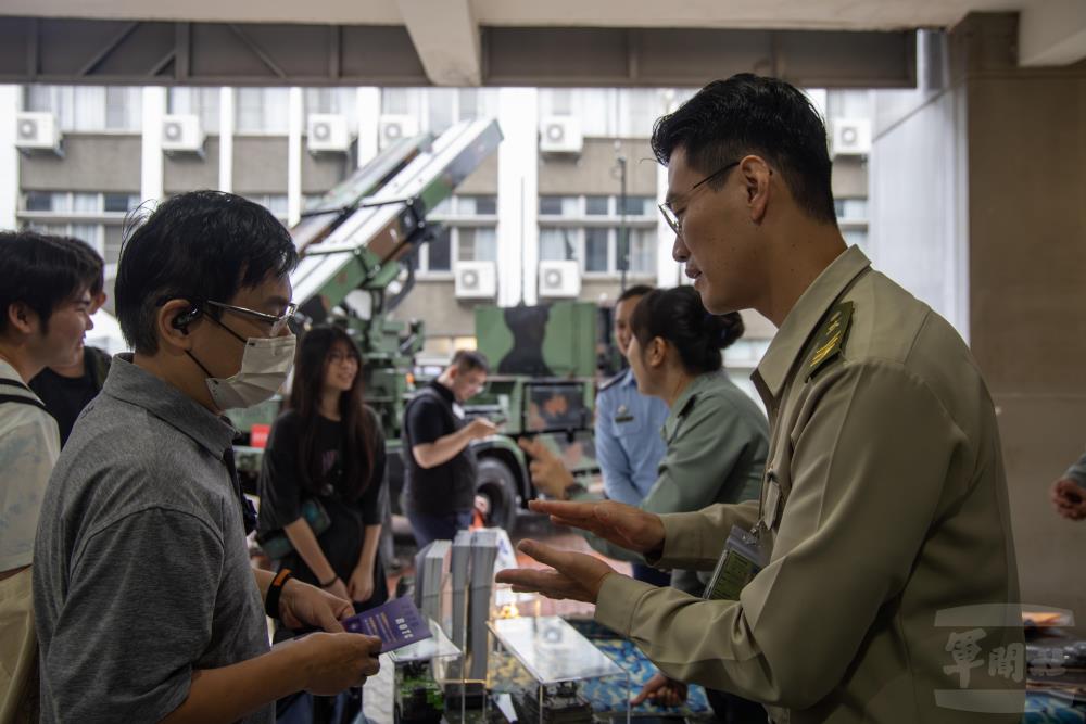 官兵說明職涯發展規劃。（軍聞社記者吳柏融攝）