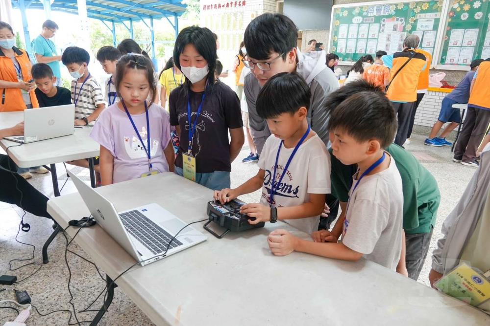 飛行模擬器體驗課程。（屏東科技大學徐子圭教授提供）
