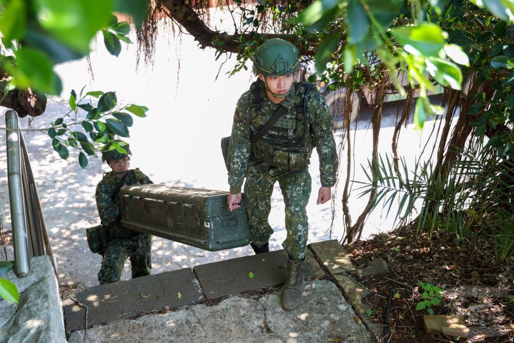 官兵迅速搬運刺針飛彈。（軍聞社記者蔡枋澐攝）