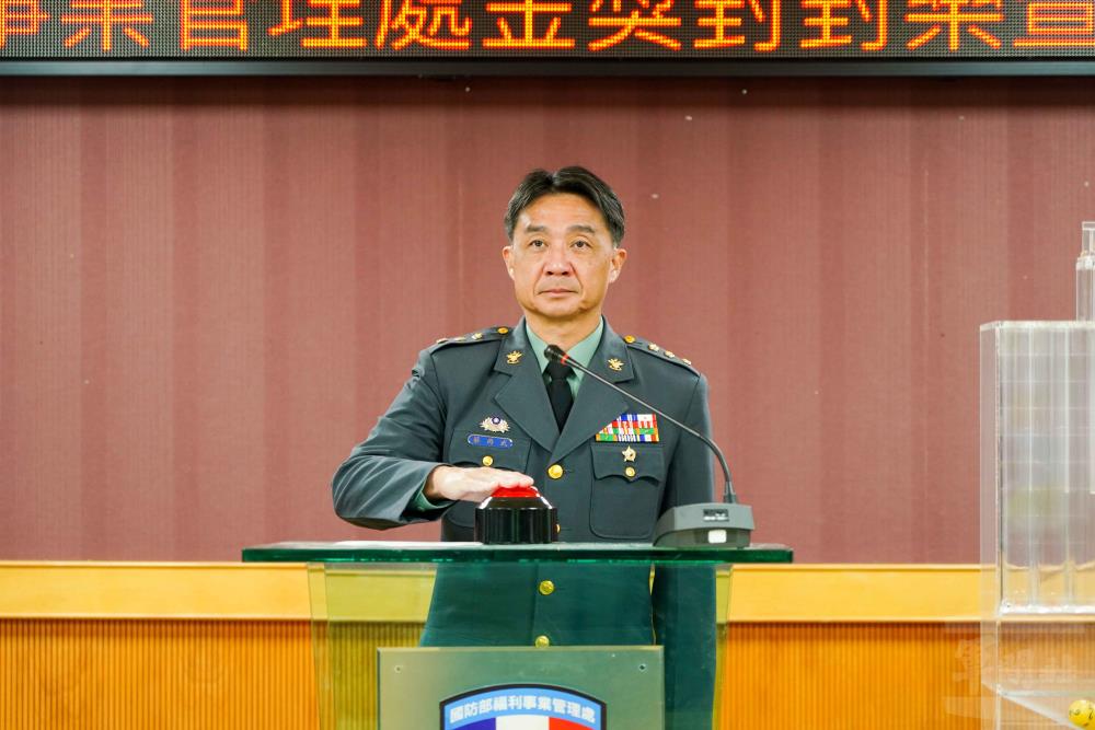 福利處處長蔡上校抽出「軍民同心慶雙十」活動幸運得主。（軍聞社記者陳傳奇攝）