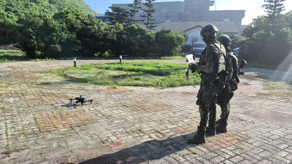 官兵操作無人機執行空中偵察，掌握周邊動態，提升戰場感知能力。（陸軍臺東地區指揮部提供）