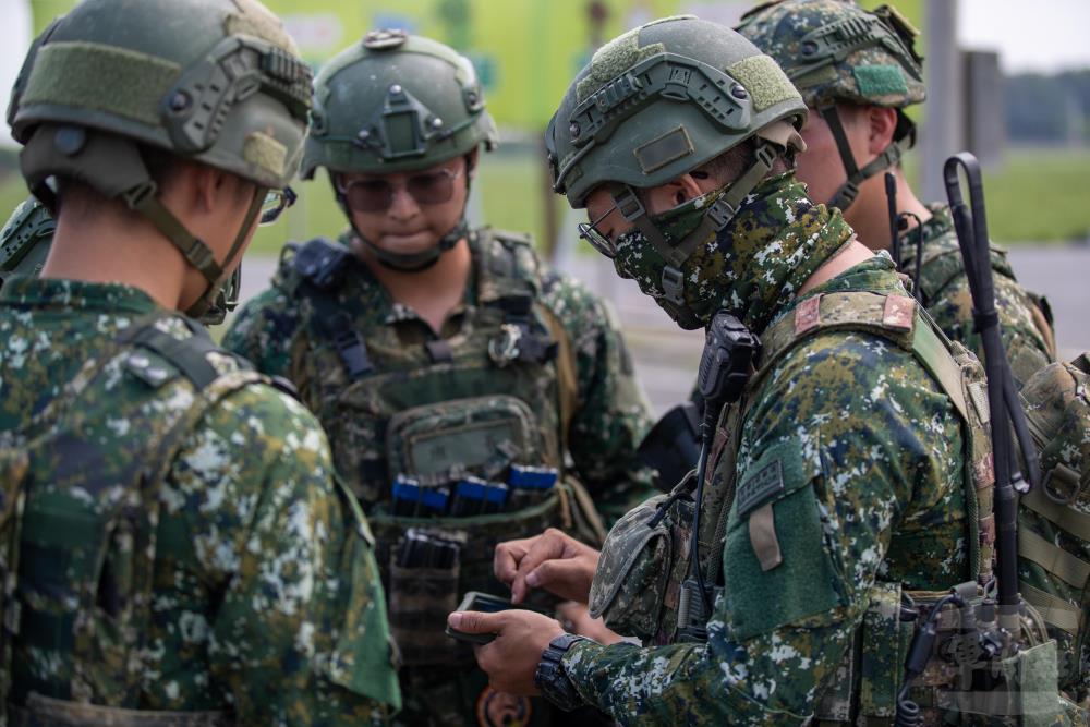 幹部於演練完畢後藉由TAK手機輔助實施行動後檢討。(軍聞社記者王進福攝) 幹部於演練完畢後藉由TAK手機輔助實施行動後檢討。(軍聞社記者王進福攝)