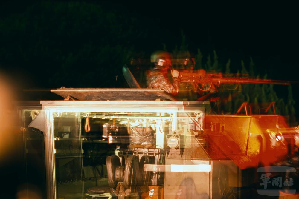 甲車夜間機動。（軍聞社記者呂尚俞攝）