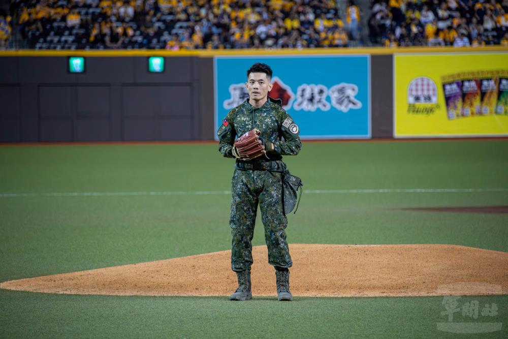 陳士官長擔任開球嘉賓。（軍聞社記者尤昱翔攝）