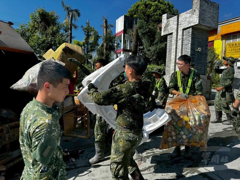 249旅官兵協助國小清理。（第三作戰區提供）