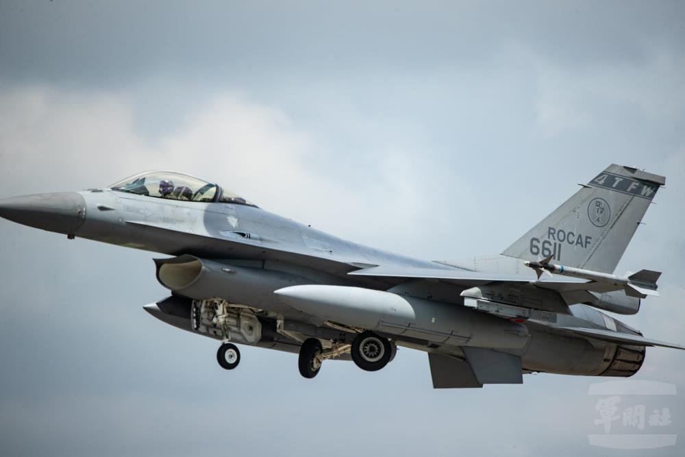F-16V戰機依令起飛。（軍聞社記者王茗生攝）