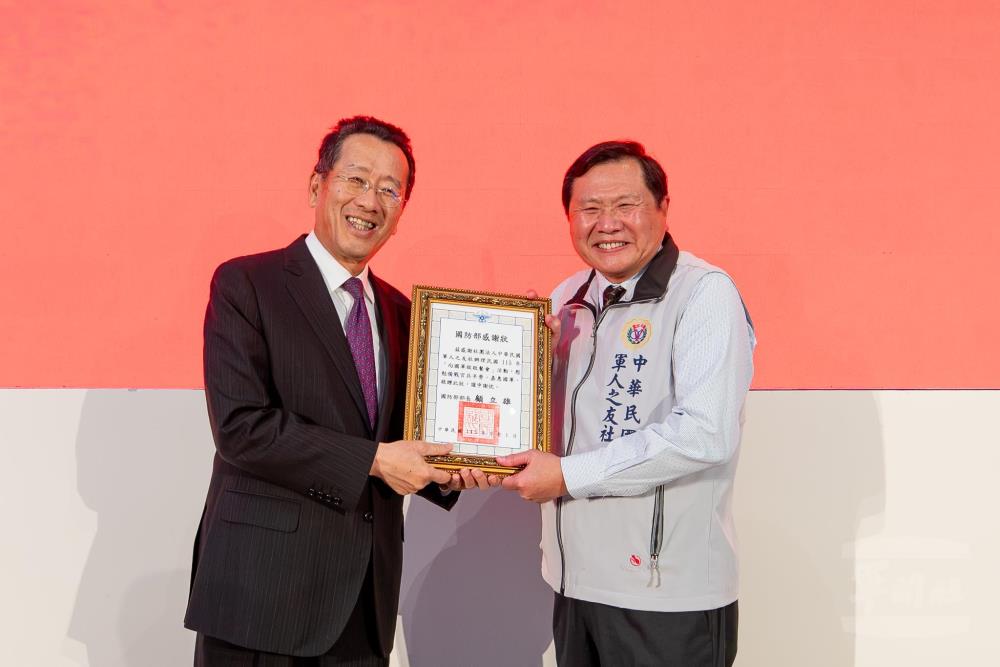 顧部長致贈軍友社秘書長簡士偉感謝狀。（軍聞社記者王進福攝）