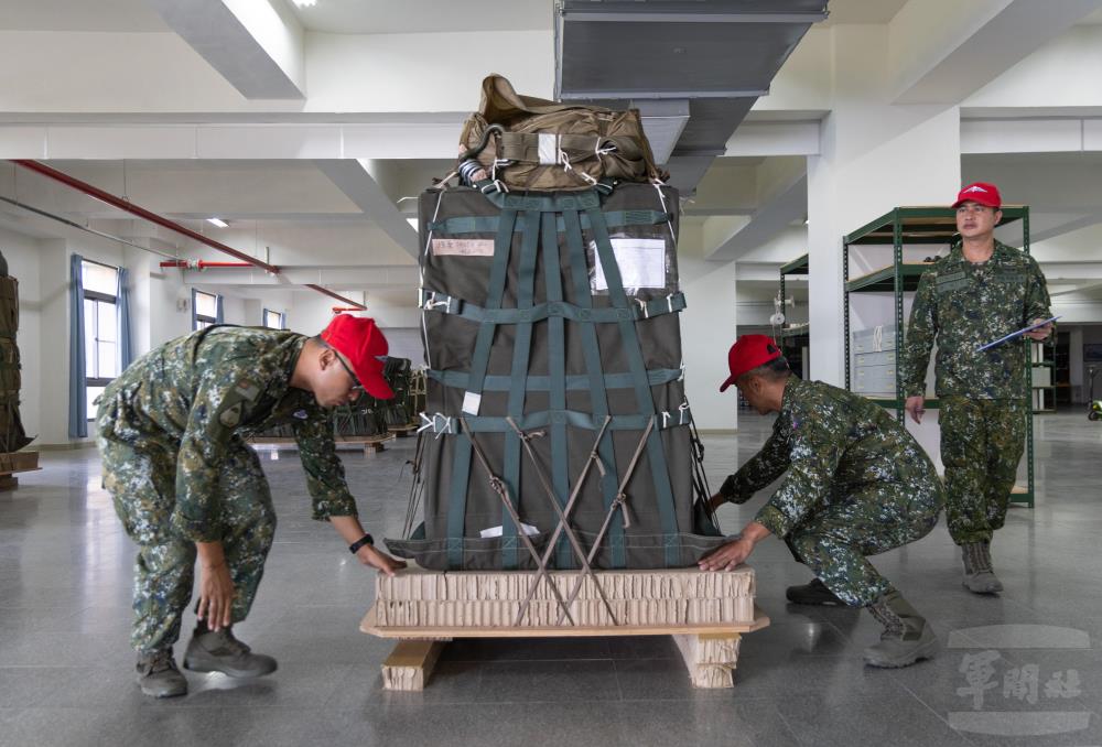【影】空降訓練中心把關空投物資綑紮　強化運補作業安全