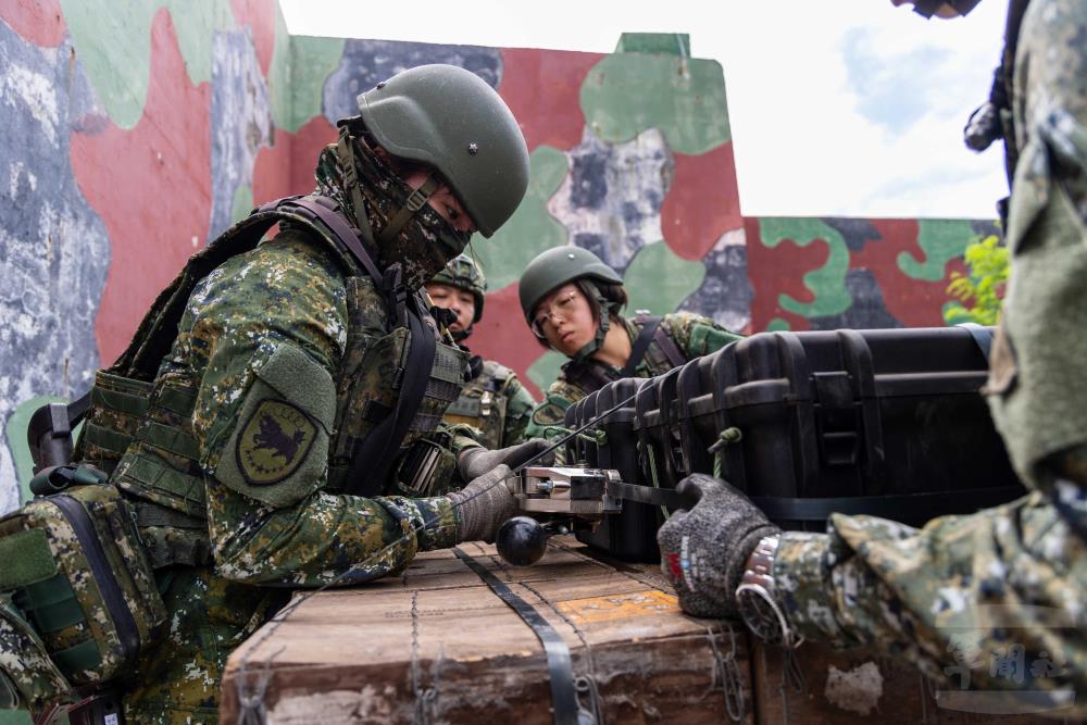 各類輕兵器彈藥實施混合打板作業。（軍聞社記者蔡枋澐攝）