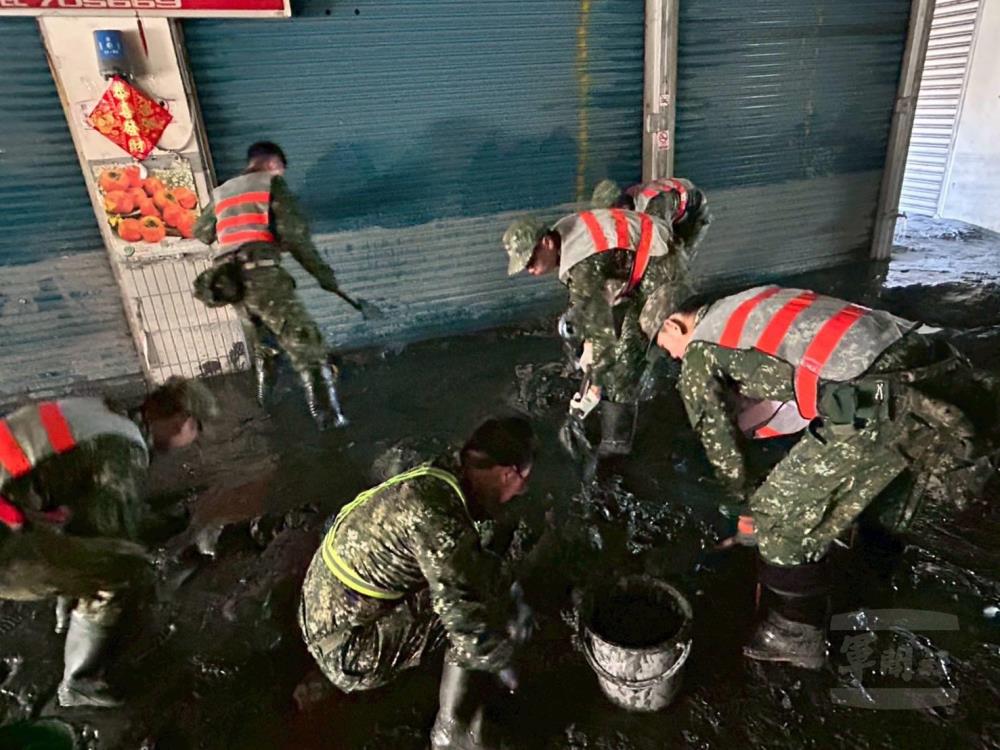 203旅官兵實施清淤作業。（第四作戰區提供）