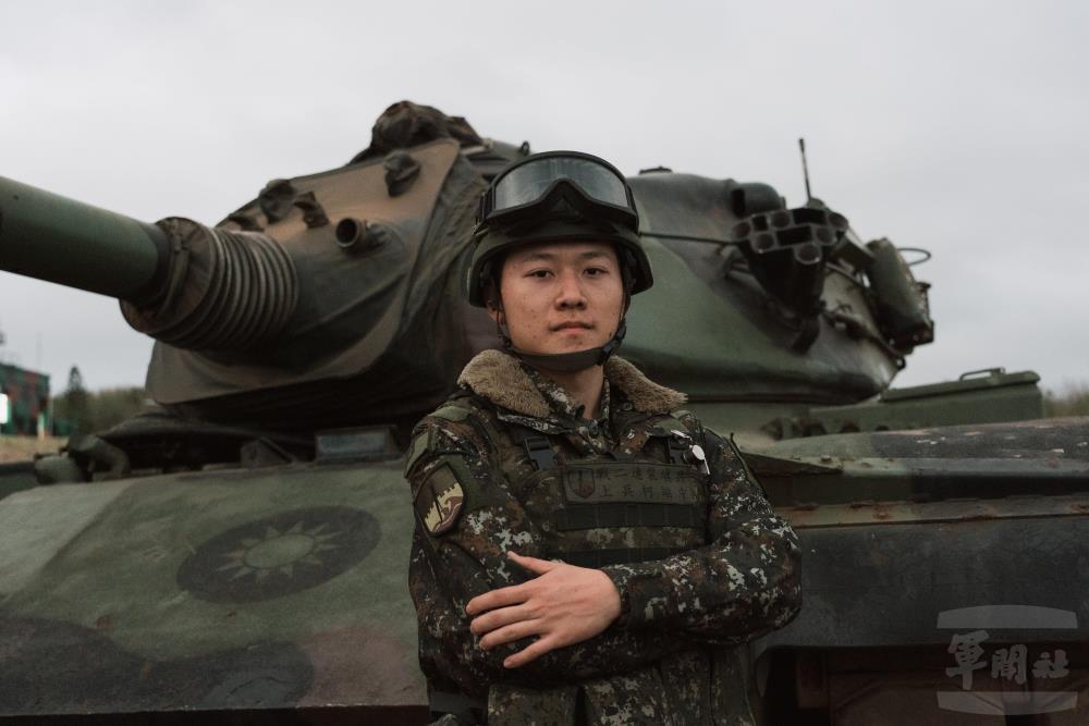 首次參與鎮疆操演柯翊中上兵，在此次鎮疆操演中，專注完成每一個任務步驟。（軍聞社記者李恬恬攝）