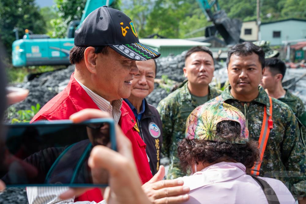 行政院政務委員季連成至災區慰問災民。（軍聞社記者薛皓文攝）