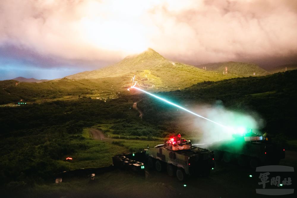 陸軍機步333旅夜間實彈測考　強化防衛作戰效能