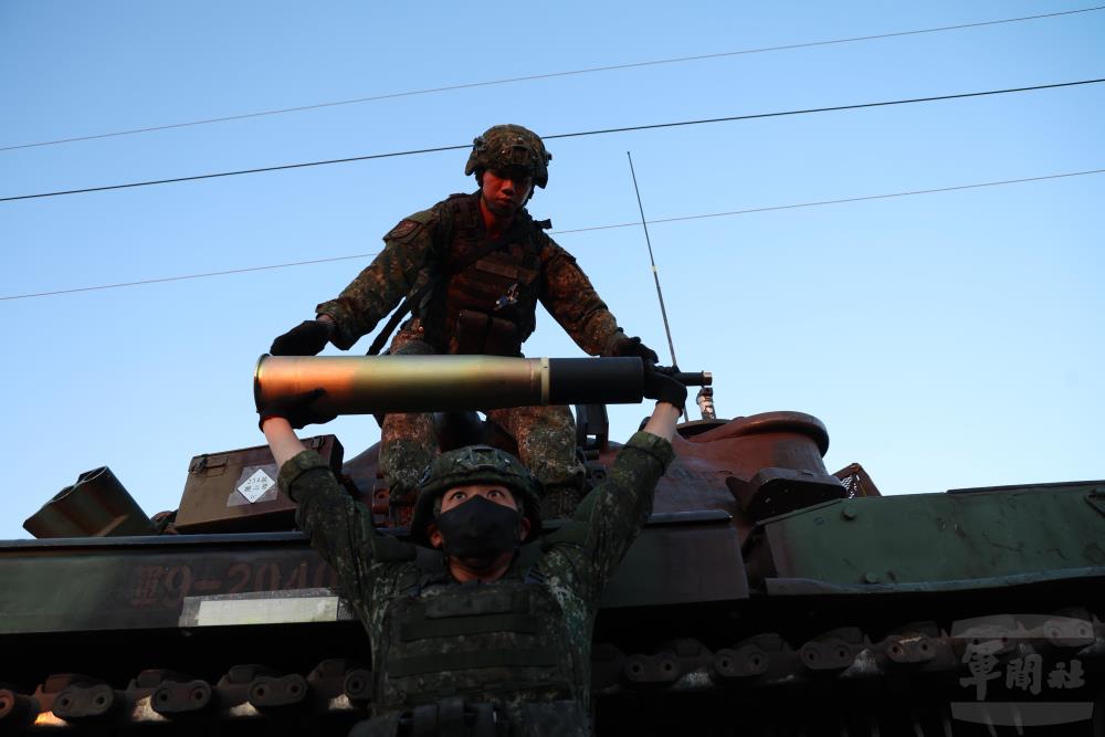 官兵於測考前搬運戰車砲彈藥。（軍聞社記者林澤廷攝）