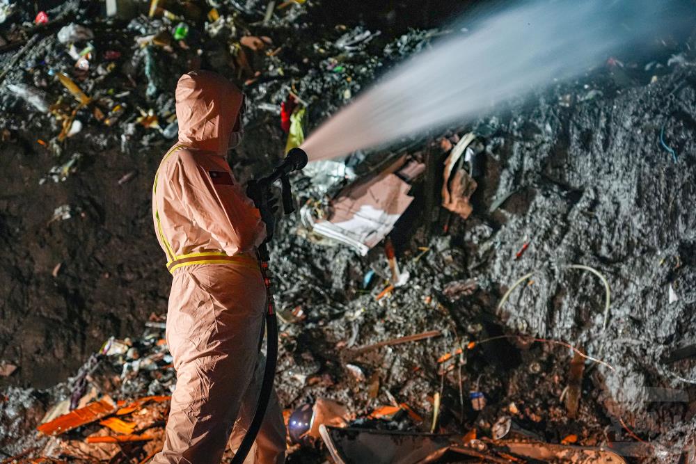 第三作戰區化學兵部隊6日夜間於光復鄉垃圾暫屯區實施消毒。（軍聞社記者侯凱議攝）