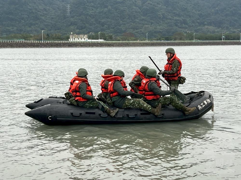 陸軍53工兵群官兵進行水域訓練。（53工兵群提供）